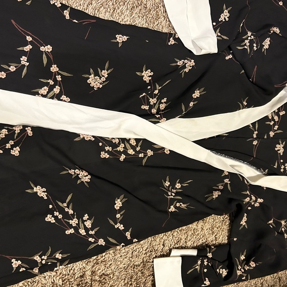 Floral Black and White Wrap kimono style robe - Picture 2 of 3